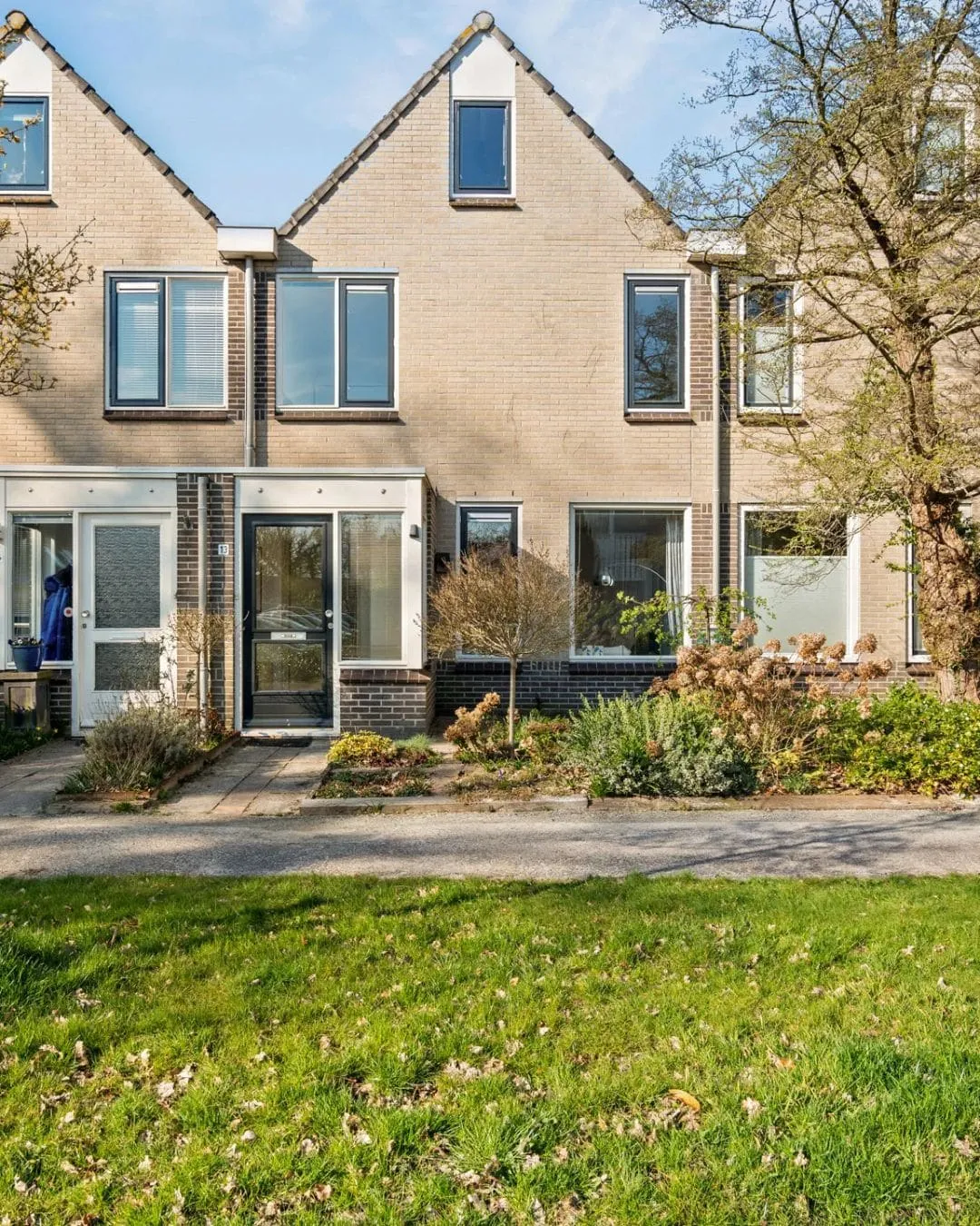Gerenoveerde tussenwoning in Haren met lichte baksteen, nieuwe kozijnen en een aangelegde voortuin